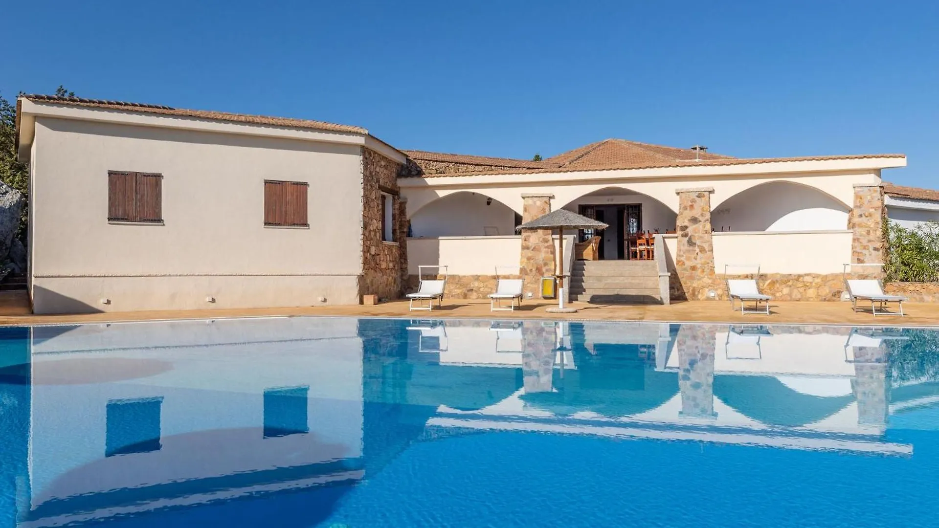 Chic Villa Antonina One Bedroom Unit 6 Sleeps 4 Marinella  0*, Marinella (Sardinia)